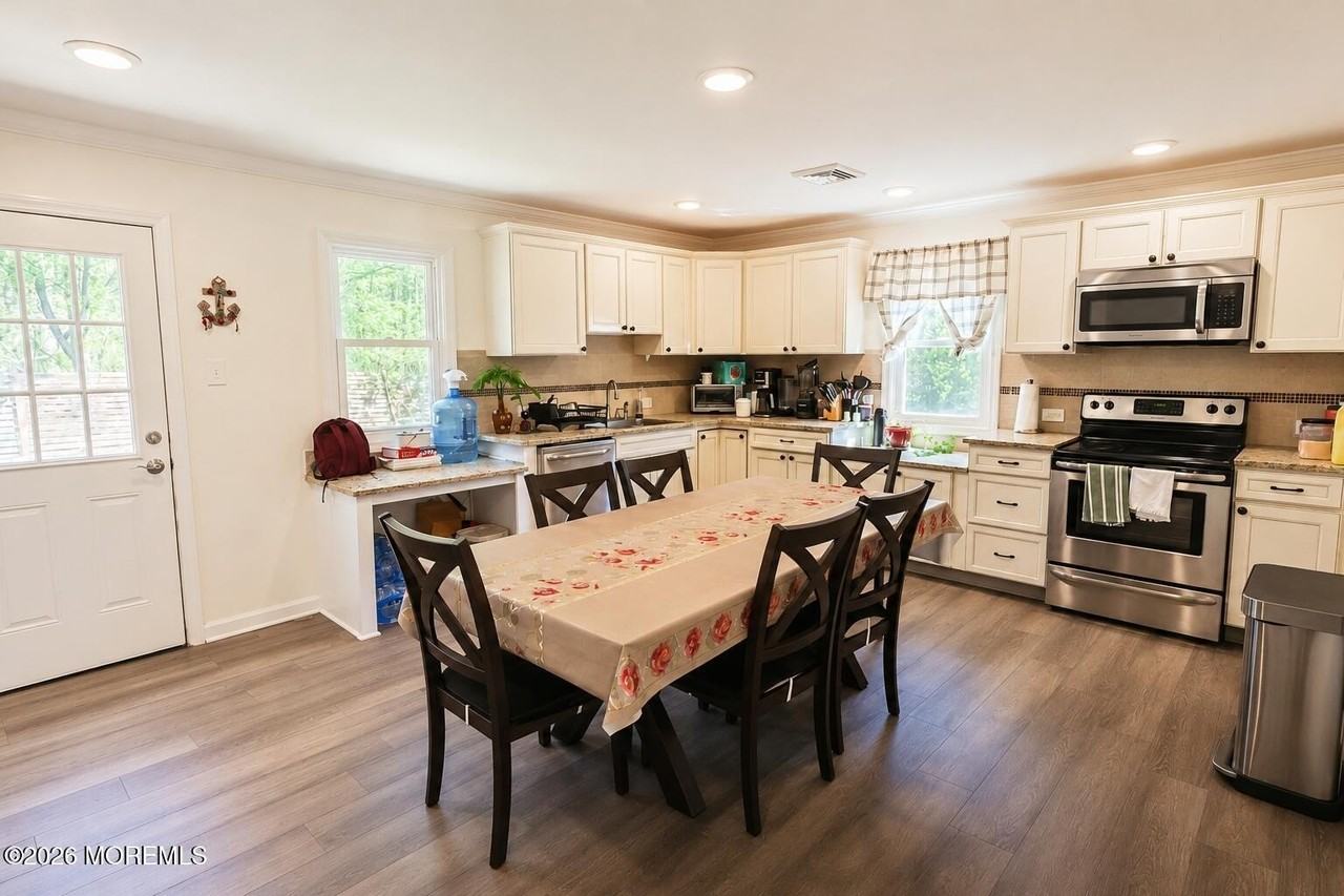 837 Forest Ave - Photo 4 of 10