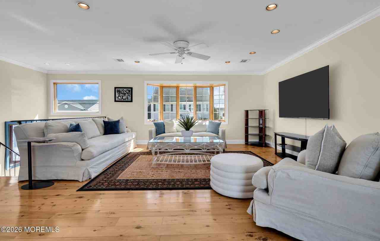 326 Cutter Ln - Photo 3 of 35