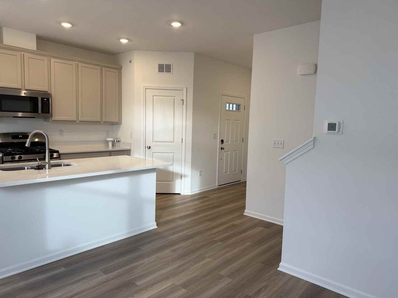 302 Kingsport Dr #302 - Photo 5 of 25