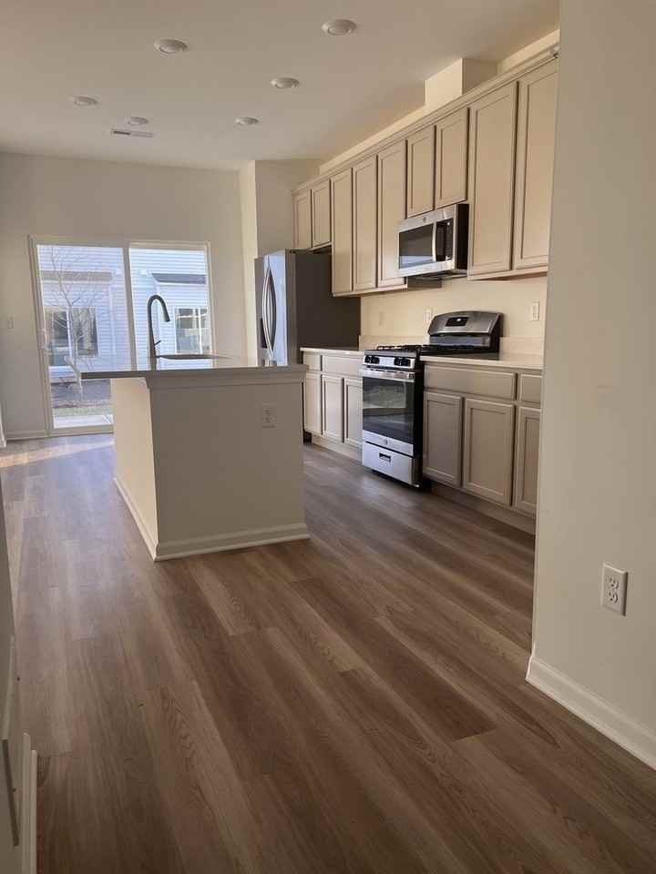 302 Kingsport Dr #302 - Photo 6 of 25