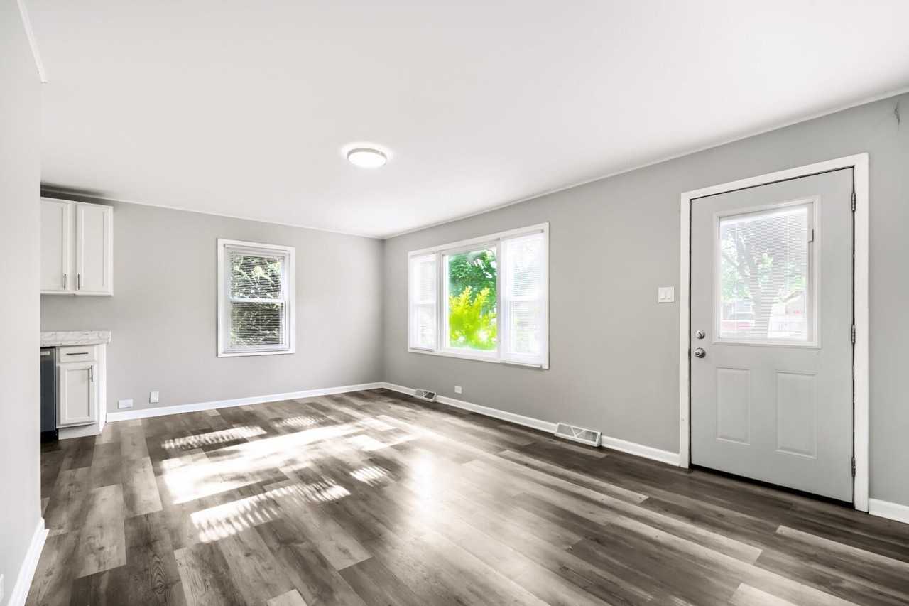 15013 Springfield Ave - Photo 4 of 17