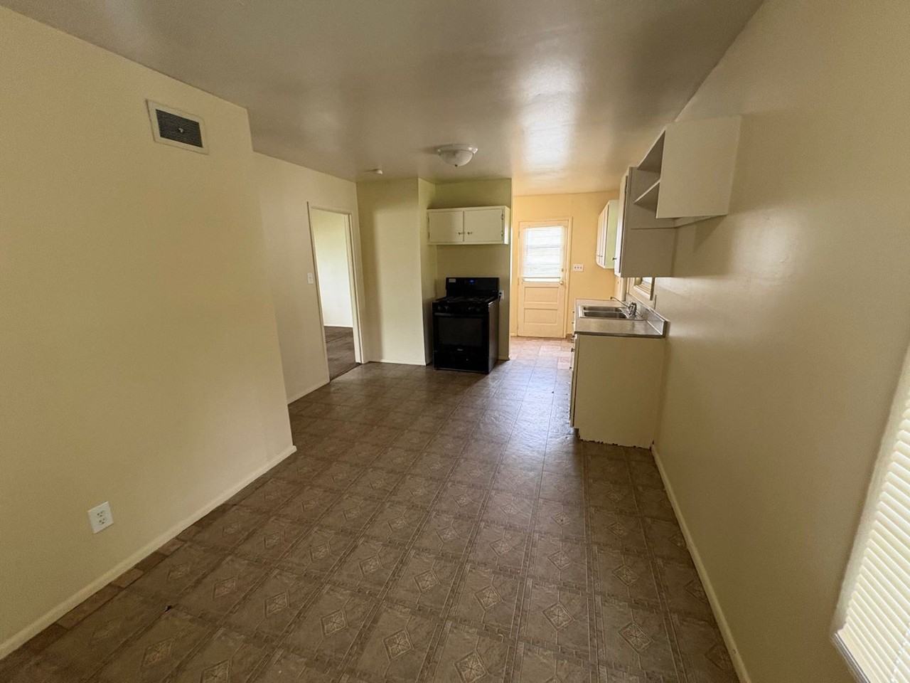 4080 Goldenrod Ct - Photo 3 of 19