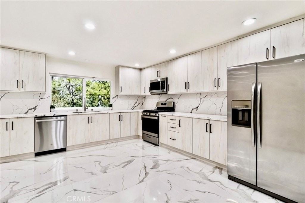 11774 Doral Ave - Photo 5 of 36