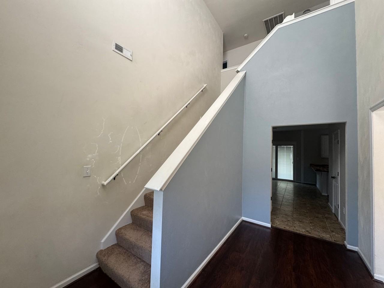 109 Bishops Ct - Photo 2 of 21
