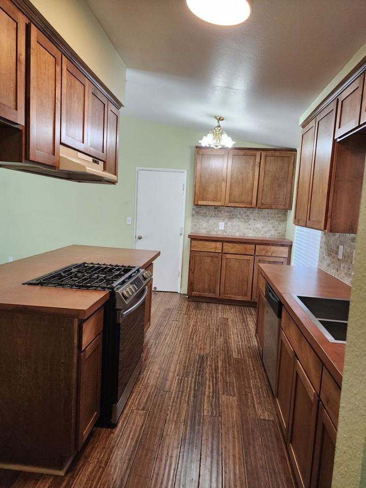 1712 Applegate Dr - Photo 3 of 46