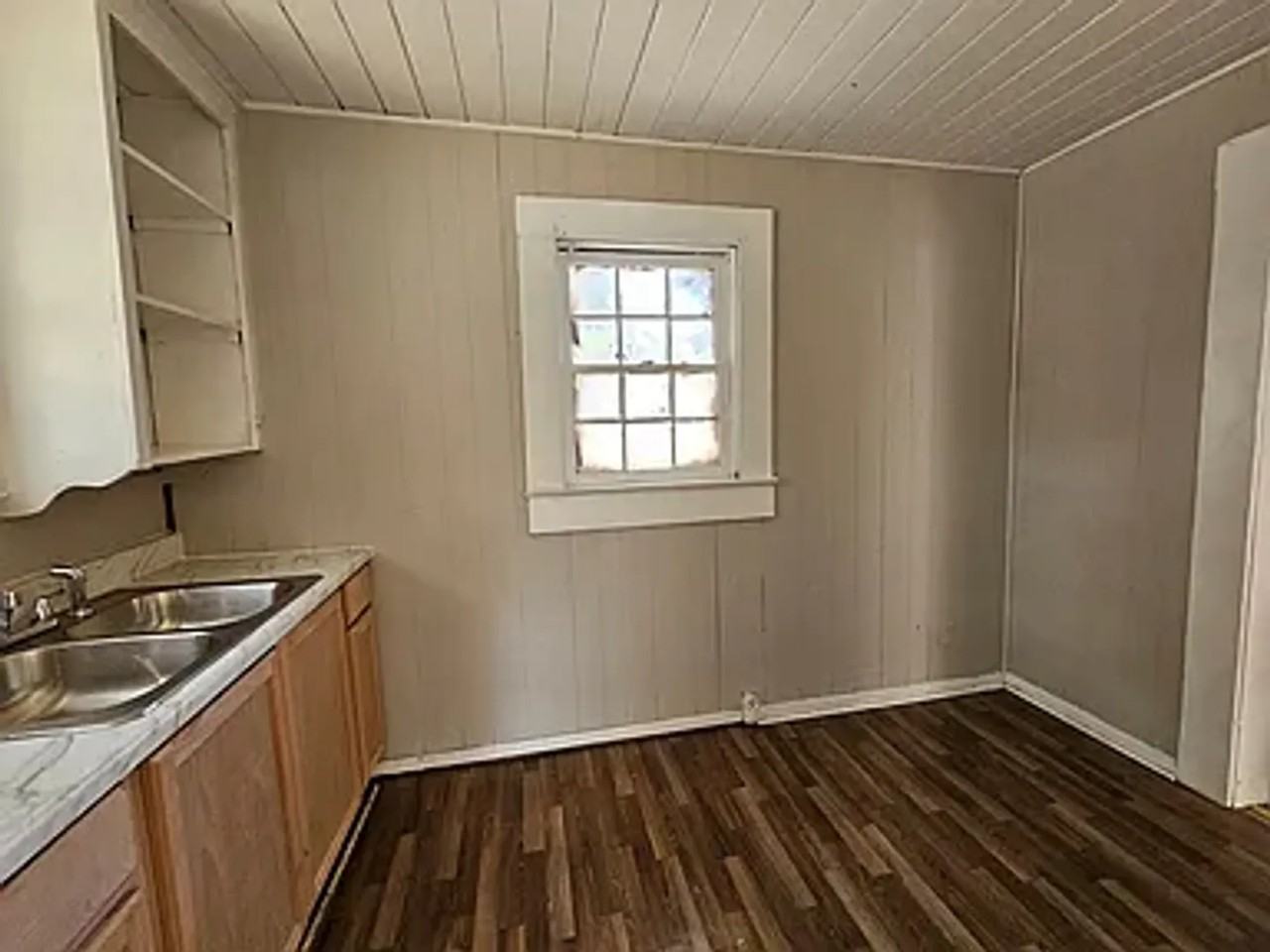 306 S Van Buren St - Photo 4 of 9