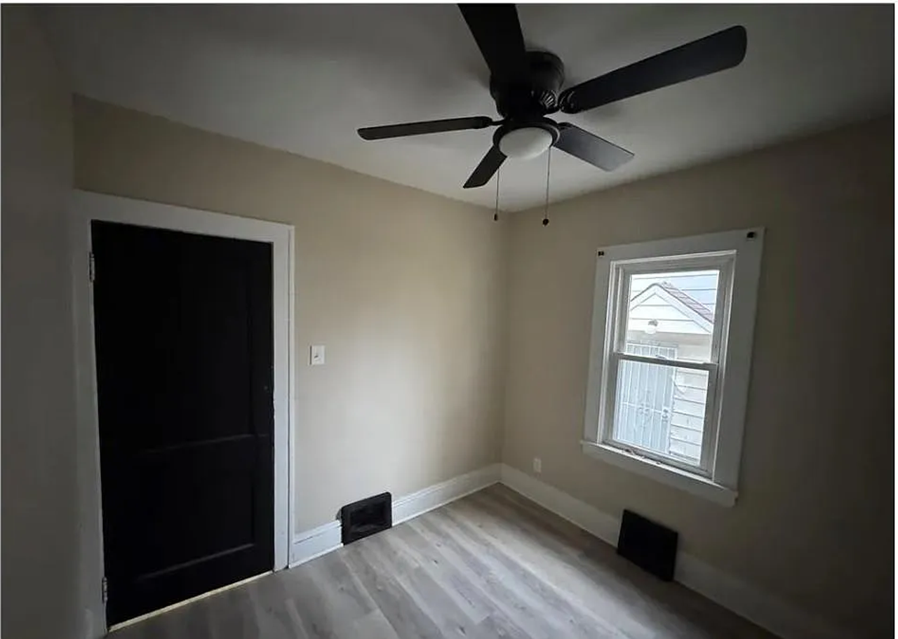 14910 Kingsford Ave - Photo 2 of 9