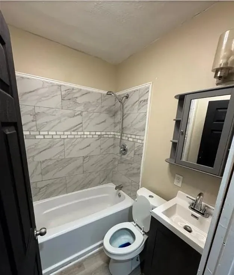 14910 Kingsford Ave - Photo 3 of 9