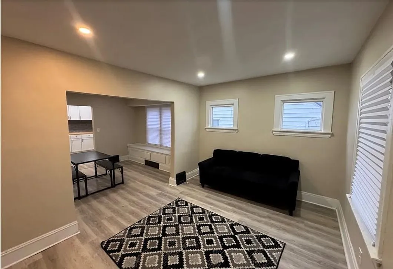 14910 Kingsford Ave - Photo 4 of 9