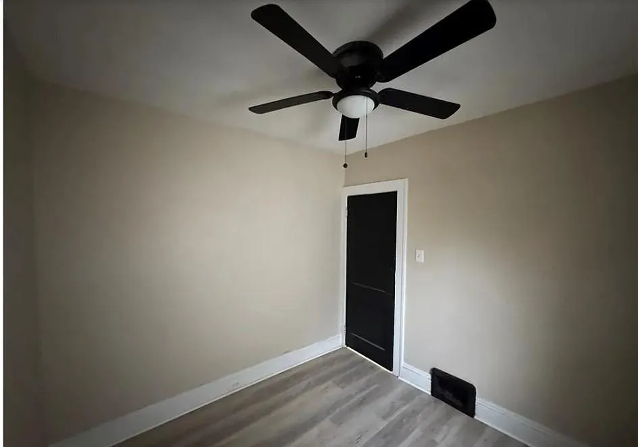 14910 Kingsford Ave - Photo 5 of 9