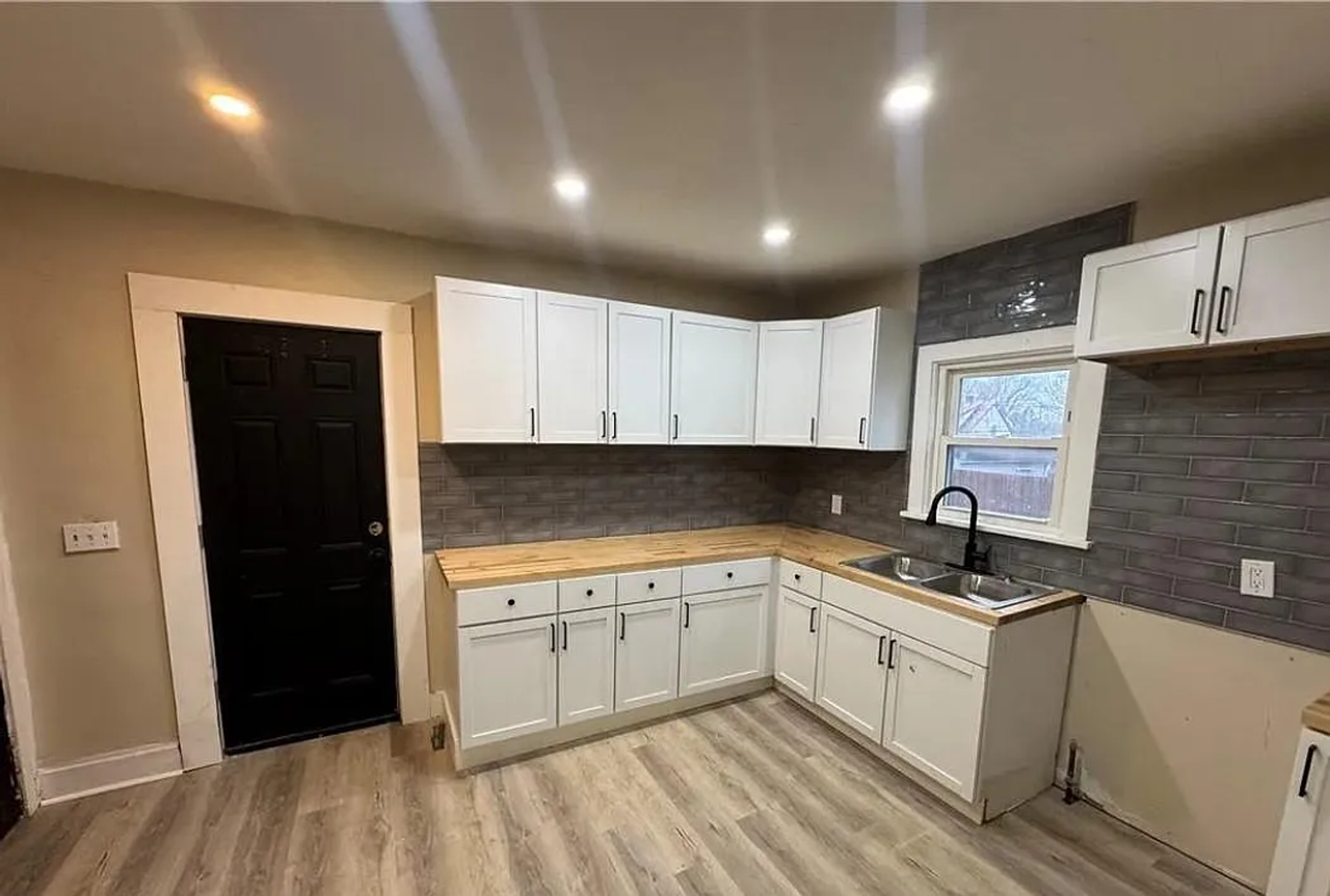 14910 Kingsford Ave - Photo 7 of 9