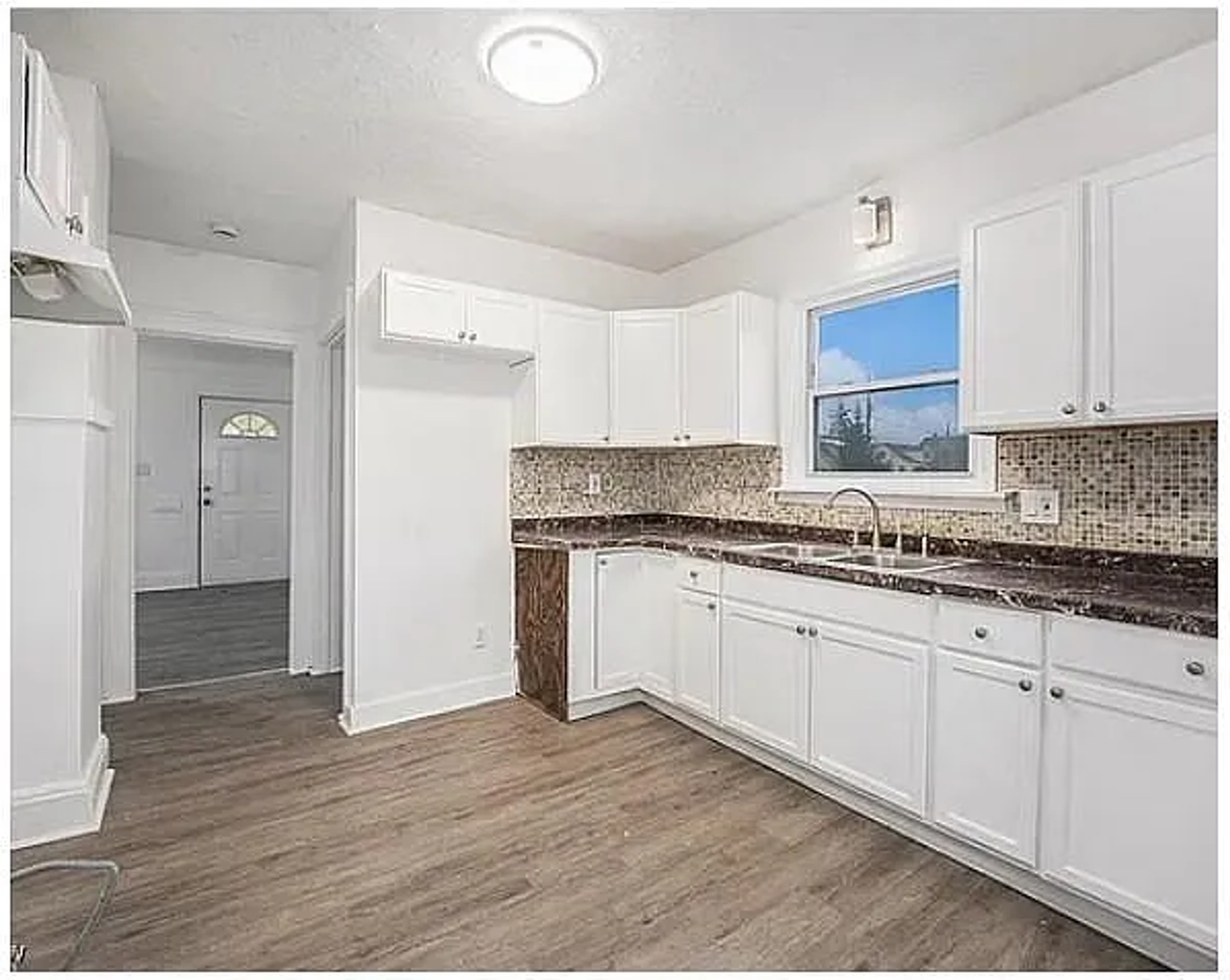 16174 Friend Ave - Photo 2 of 7
