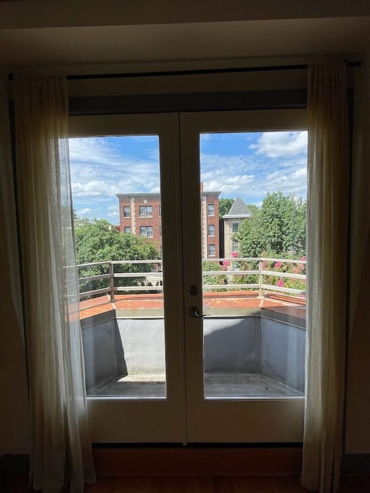1322 Kenyon St Nw #4 - Photo 5 of 36