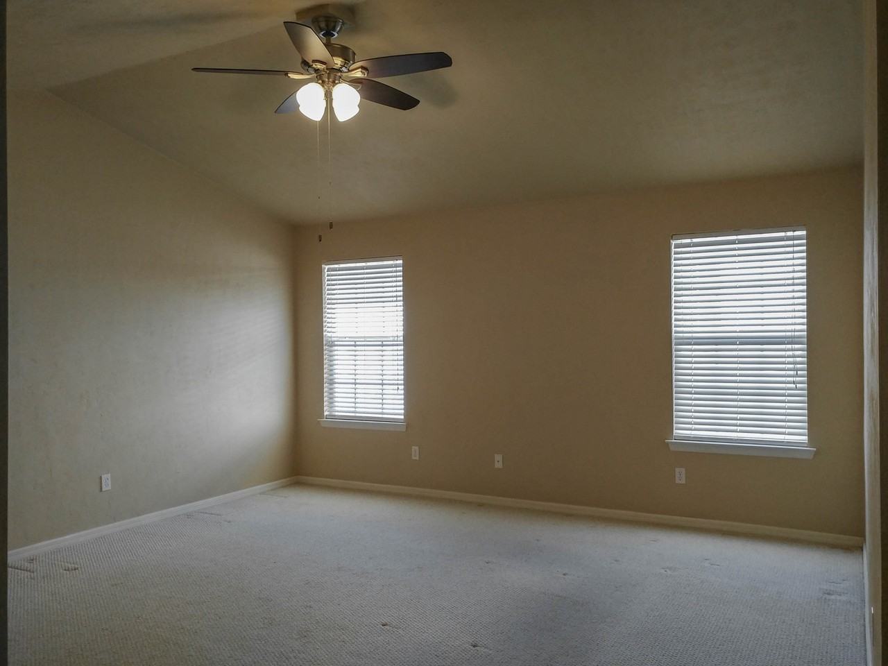 3760 Nw 27th St - Photo 4 of 19
