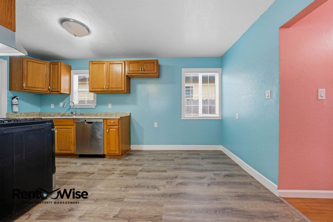 657 Hurlingame Ave - Photo 6 of 40