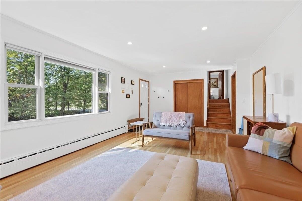 275 Hillvale Dr - Photo 4 of 27