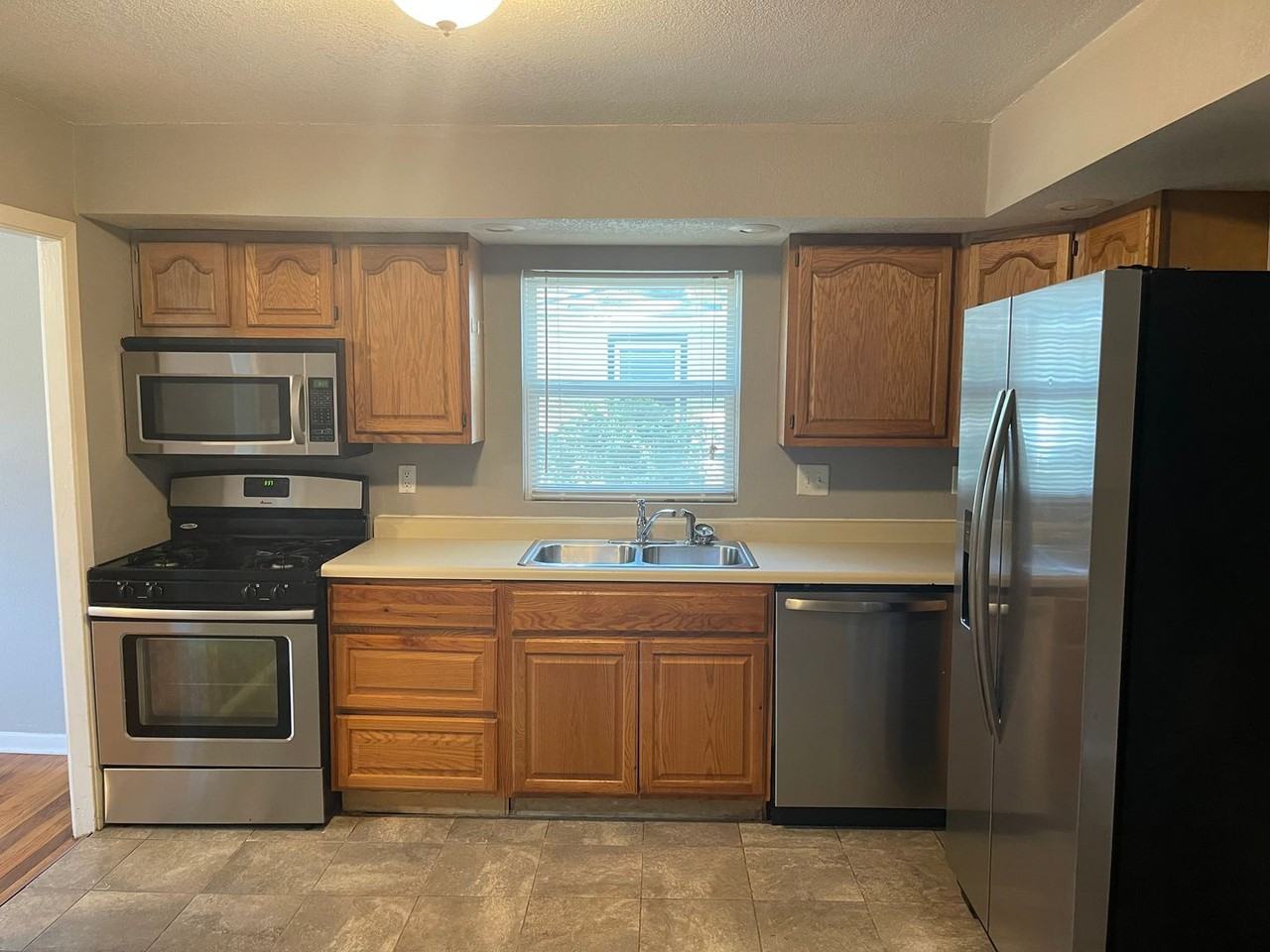 1202 N Lincoln Ave - Photo 2 of 6