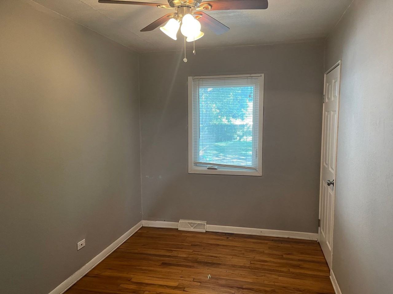 1202 N Lincoln Ave - Photo 4 of 6