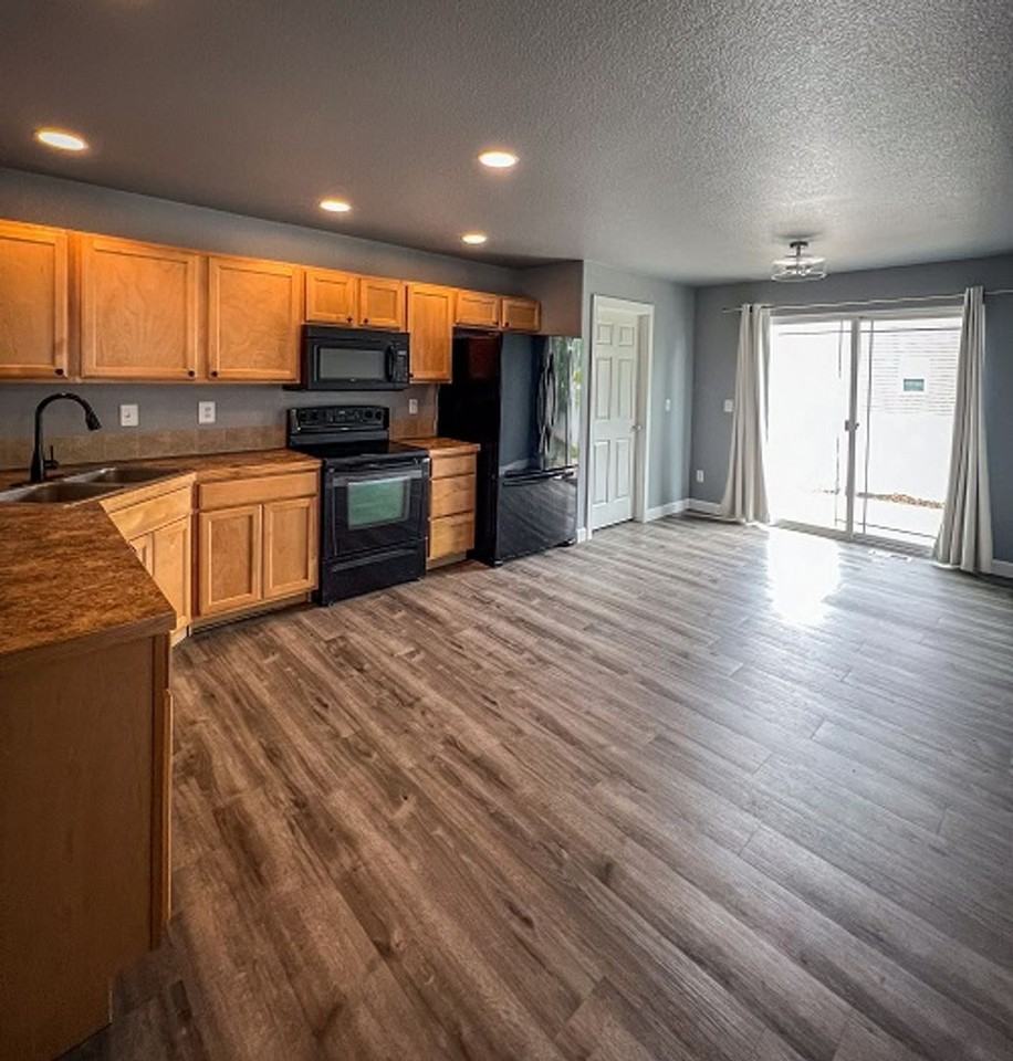 7078 Lee St - Photo 4 of 13