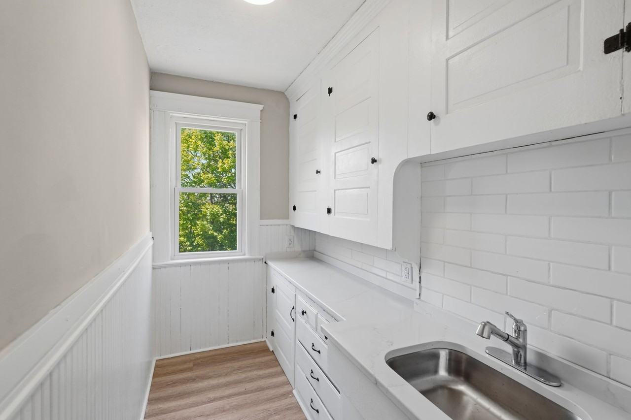 387 Grove St - Photo 3 of 32