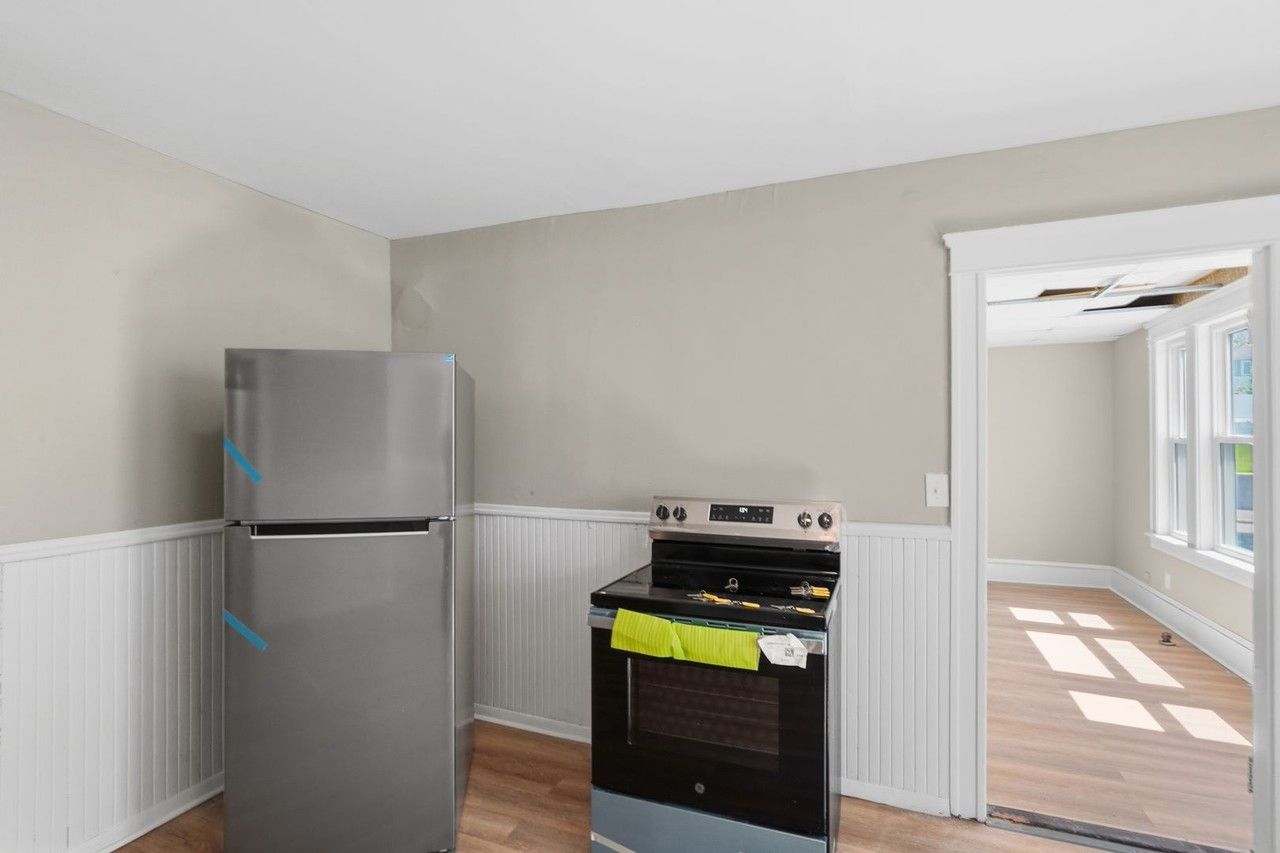 387 Grove St - Photo 6 of 32