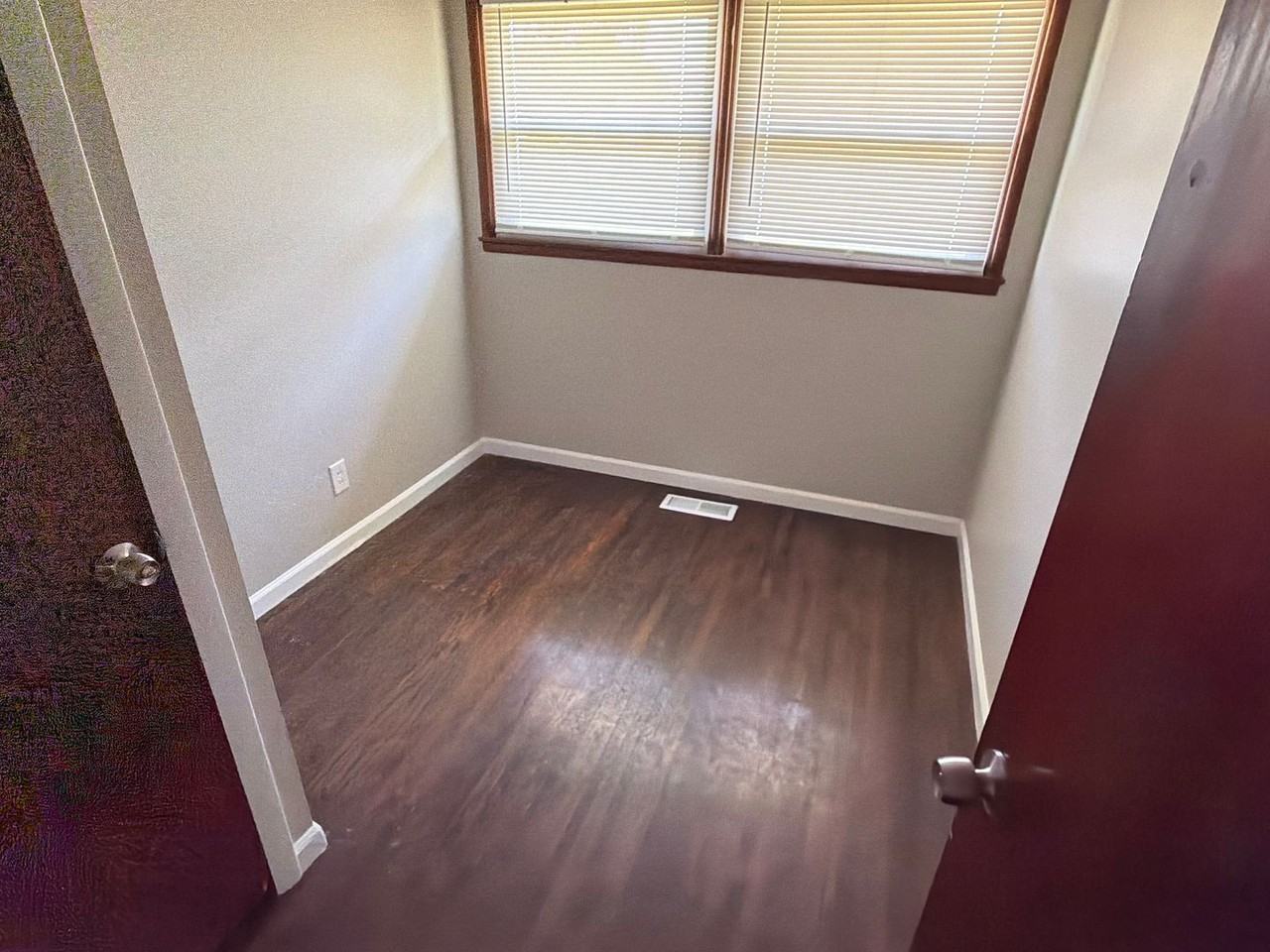 457 Shepley Dr - Photo 5 of 11