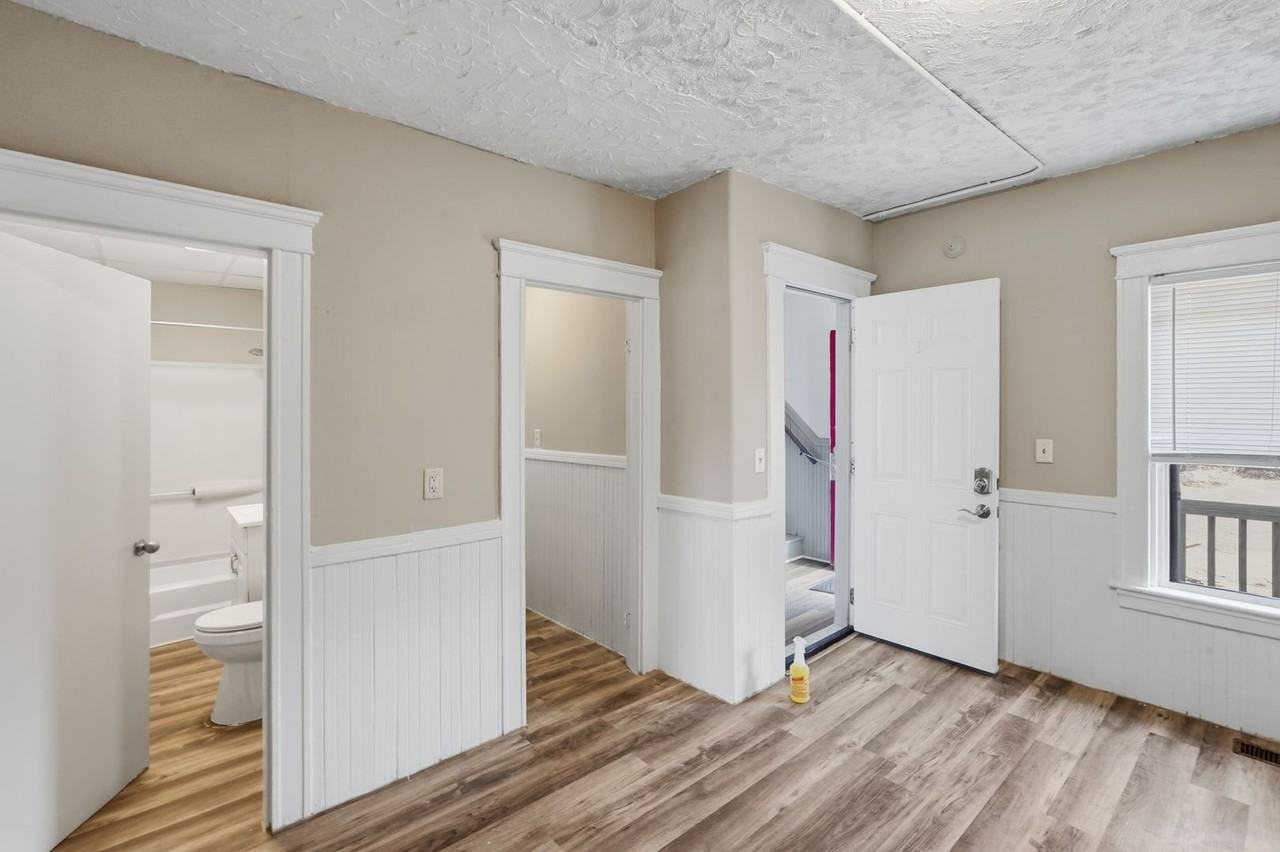 54 Hamlet Ave - Photo 4 of 11