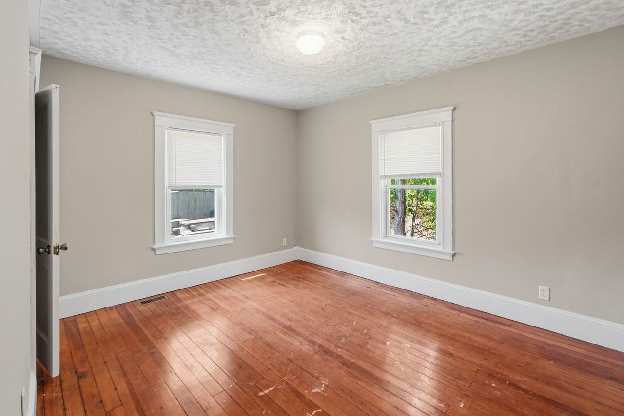 54 Hamlet Ave - Photo 7 of 11
