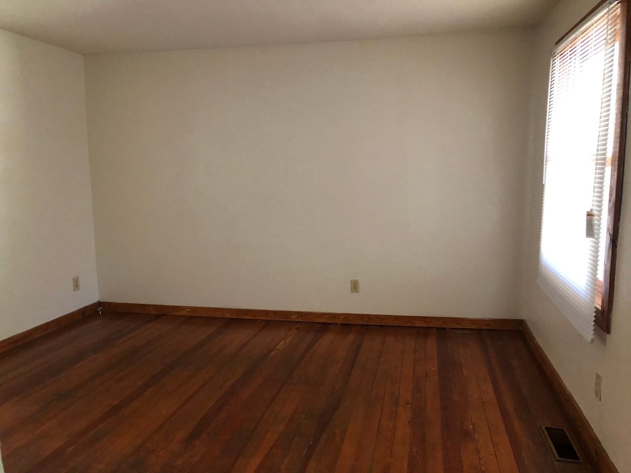 204-206 E 16th - Photo 3 of 13