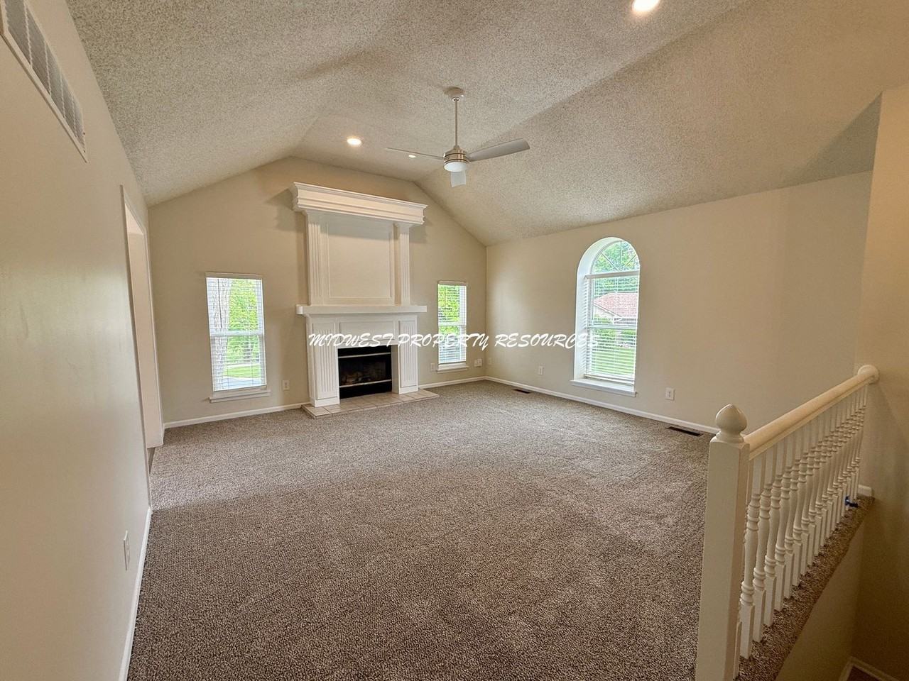 632 Ne Bristol Dr - Photo 3 of 33