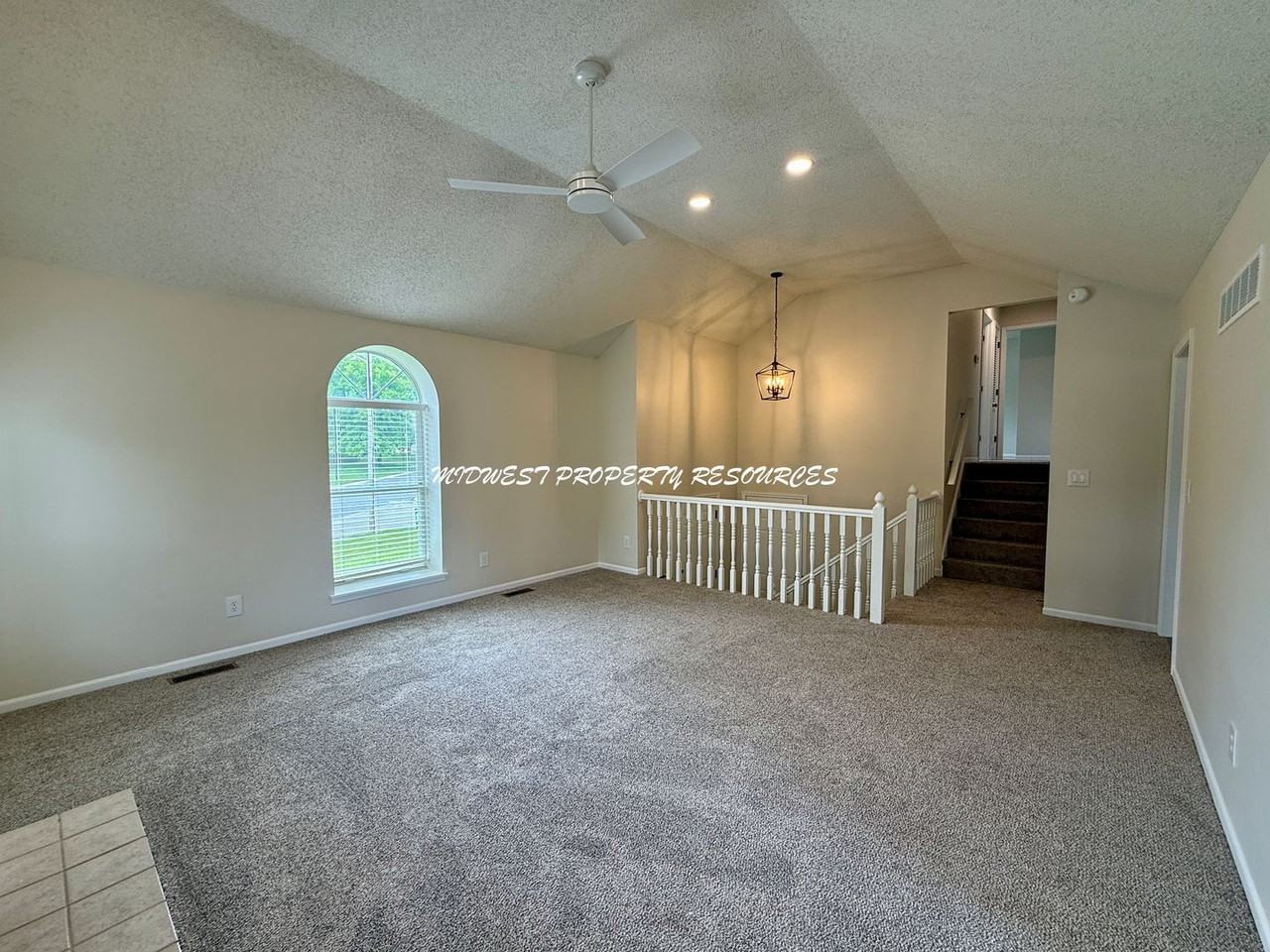 632 Ne Bristol Dr - Photo 4 of 33