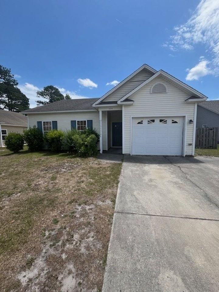 1015 Foxridge Way - Photo 3 of 33