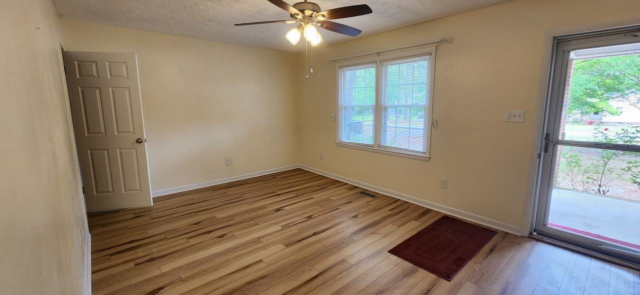 11200 Southgates Dr - Photo 3 of 8