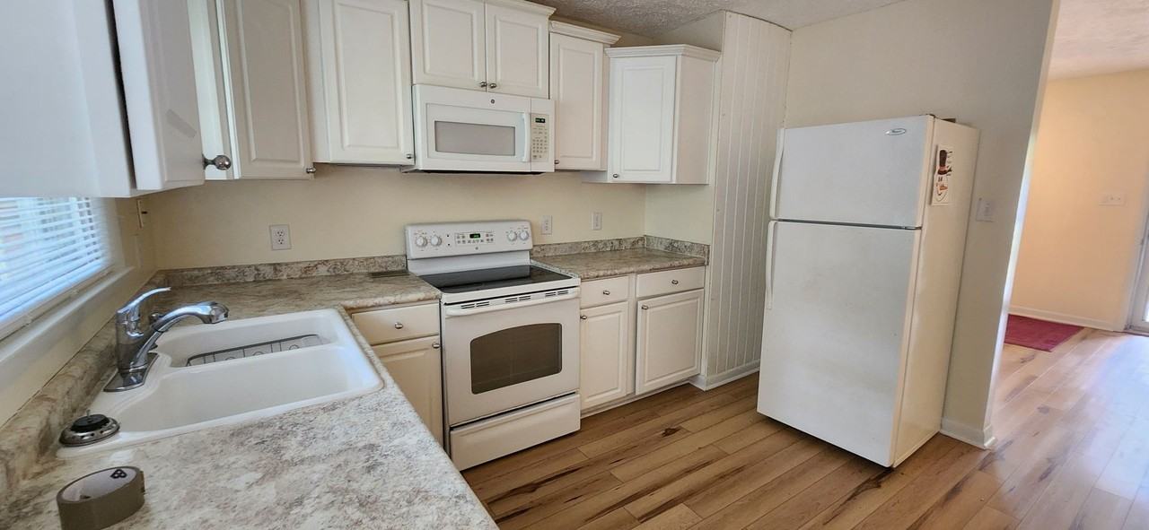 11200 Southgates Dr - Photo 4 of 8