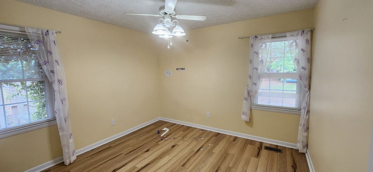 11200 Southgates Dr - Photo 5 of 8