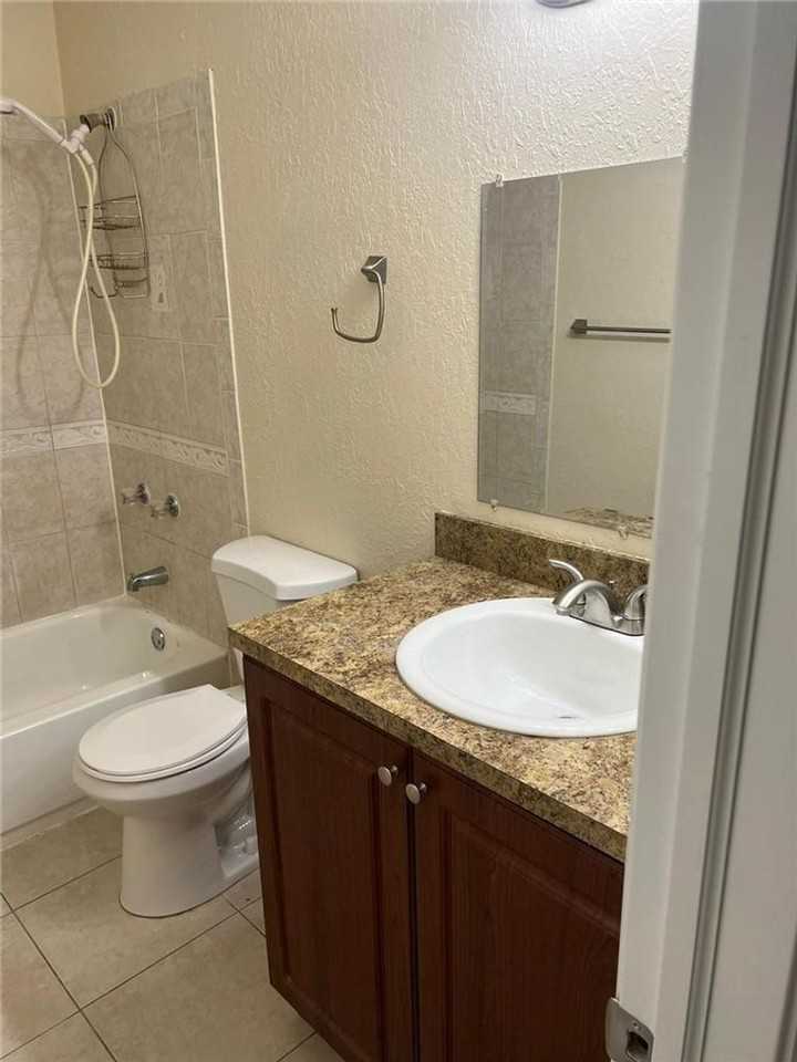 9 Ne 44th St #9 - Photo 3 of 15