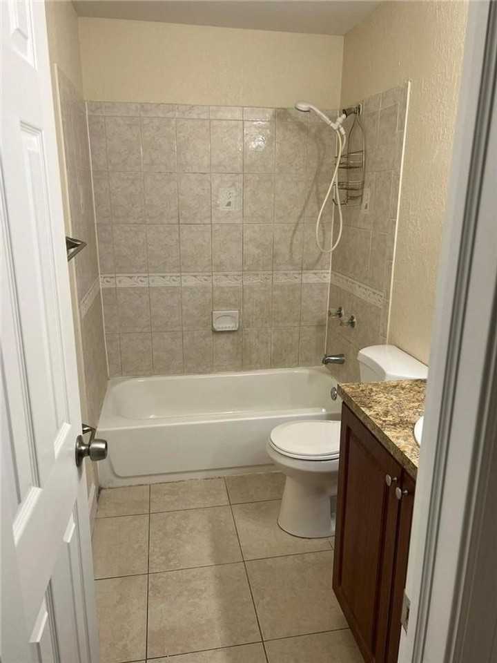 9 Ne 44th St #9 - Photo 4 of 15