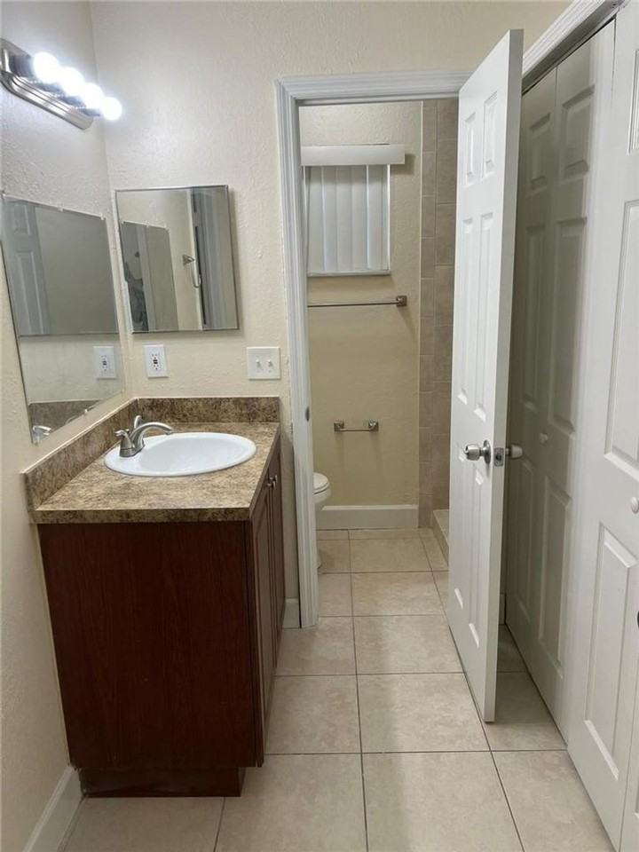9 Ne 44th St #9 - Photo 5 of 15