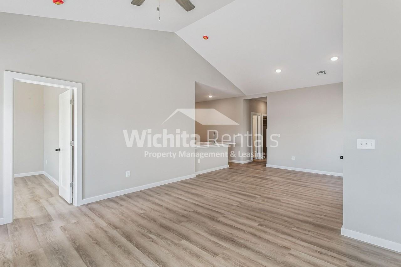 3810 S Bluelake St - Photo 4 of 14