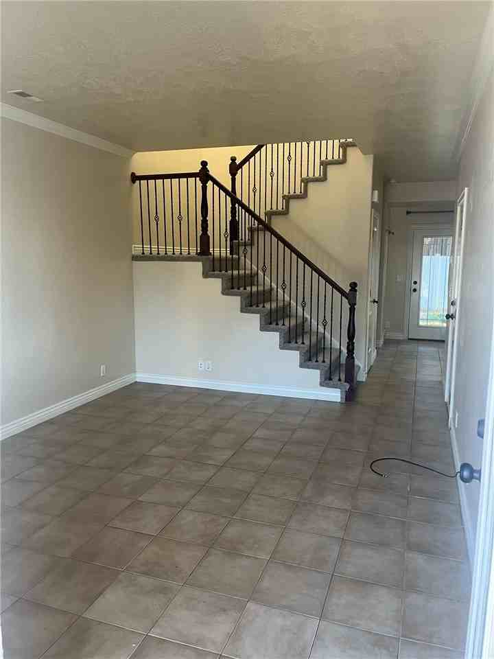 644 E Shadow View Ln - Photo 3 of 10