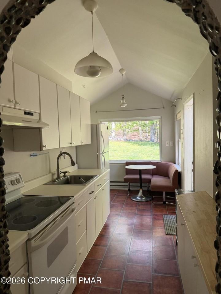 800 Hallet Rd - Photo 3 of 8