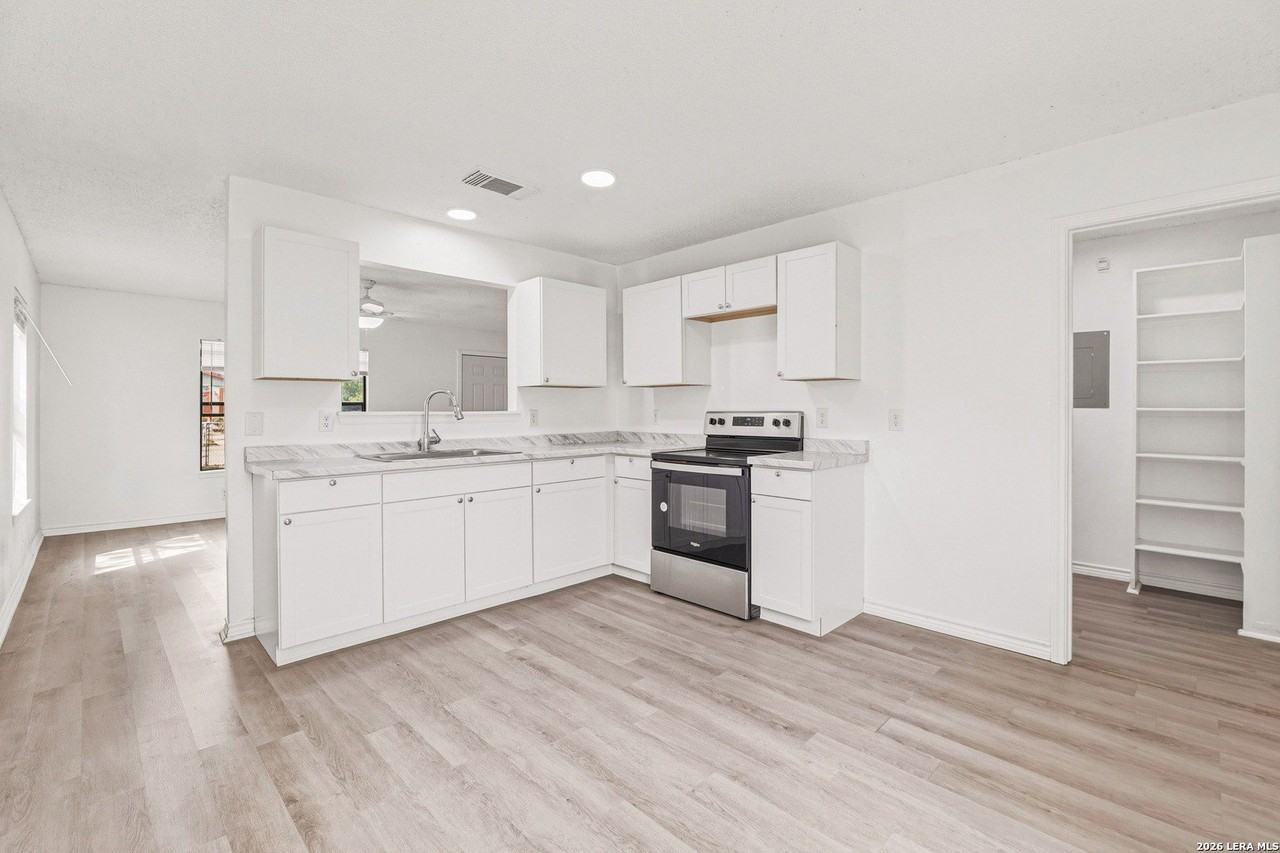 402 Tedder St - Photo 4 of 19