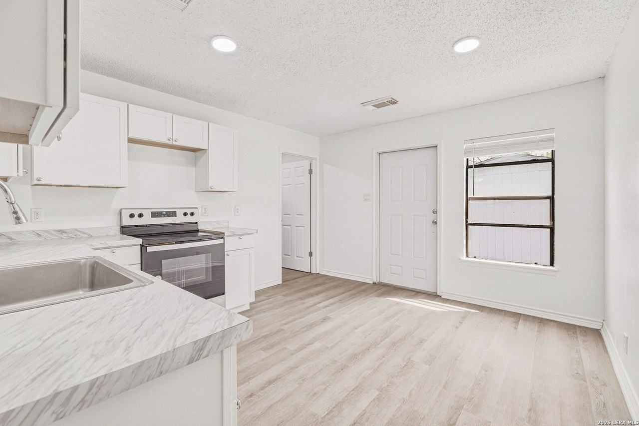 402 Tedder St - Photo 5 of 19