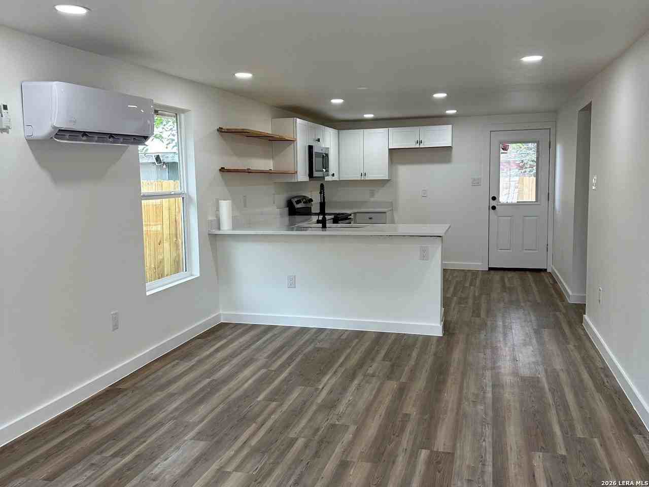 1418 Essex St - Photo 2 of 9