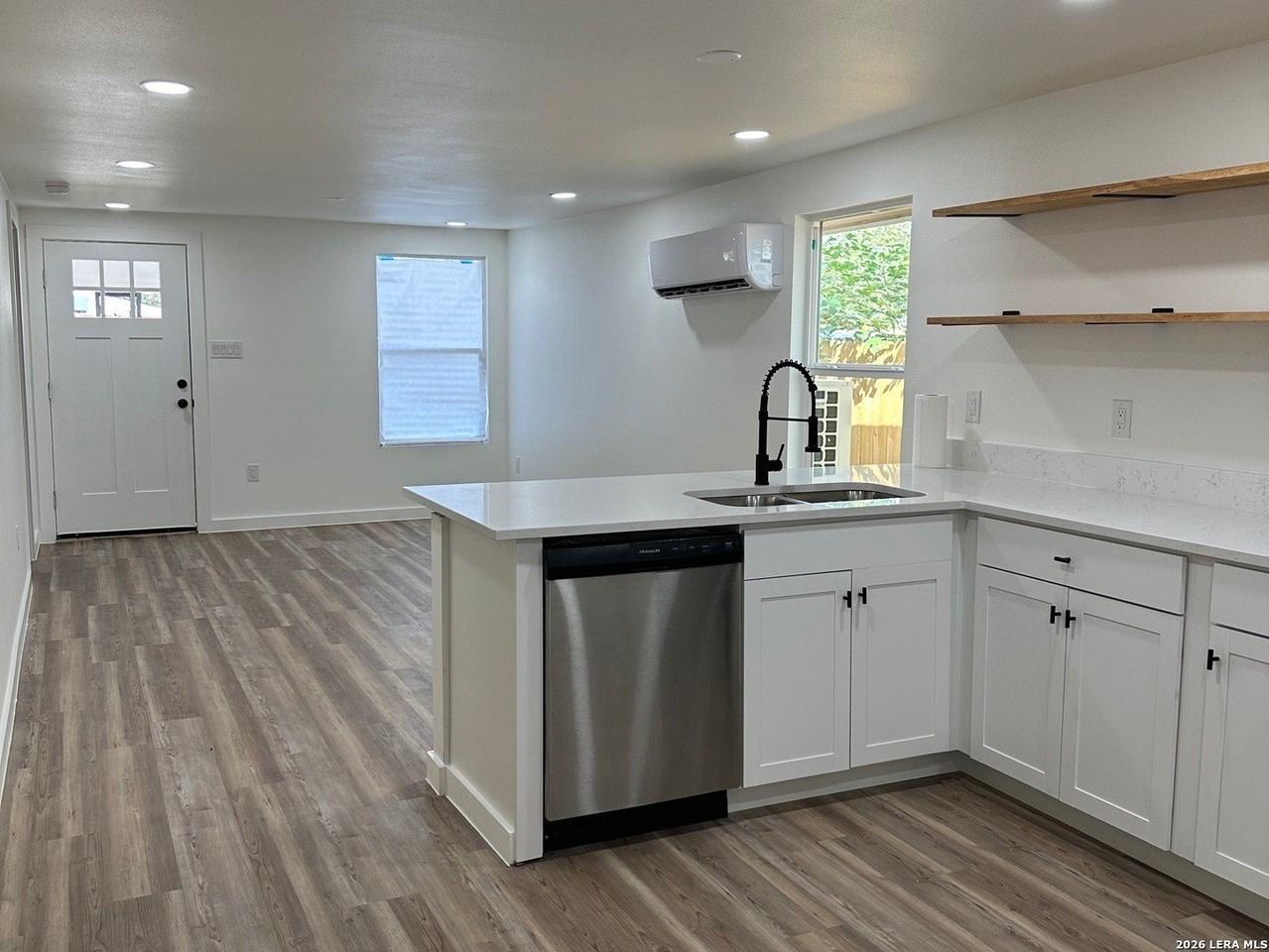 1418 Essex St - Photo 3 of 9