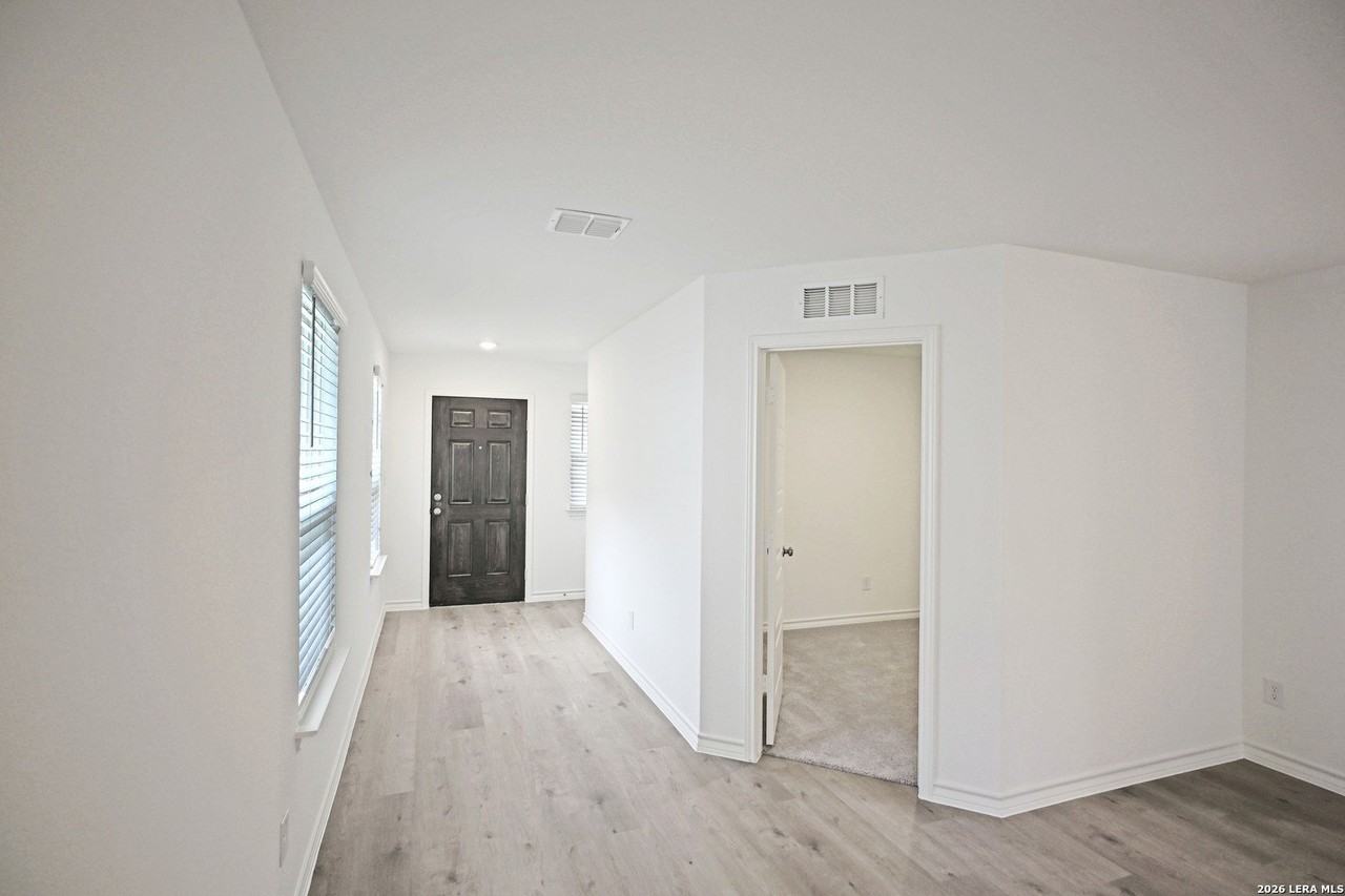 951 Bluegrass Pt - Photo 3 of 29