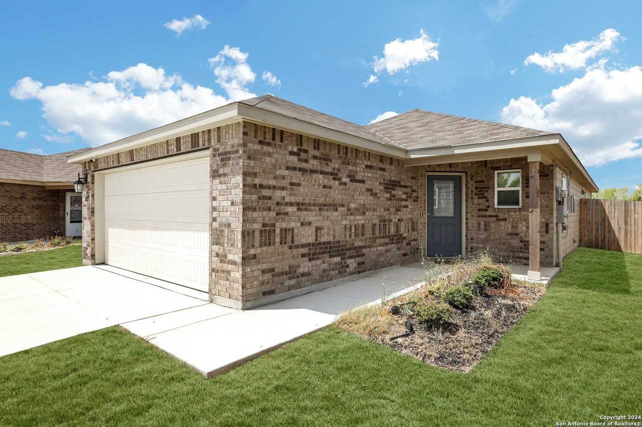6023 Macdona Rdg - Photo 2 of 26