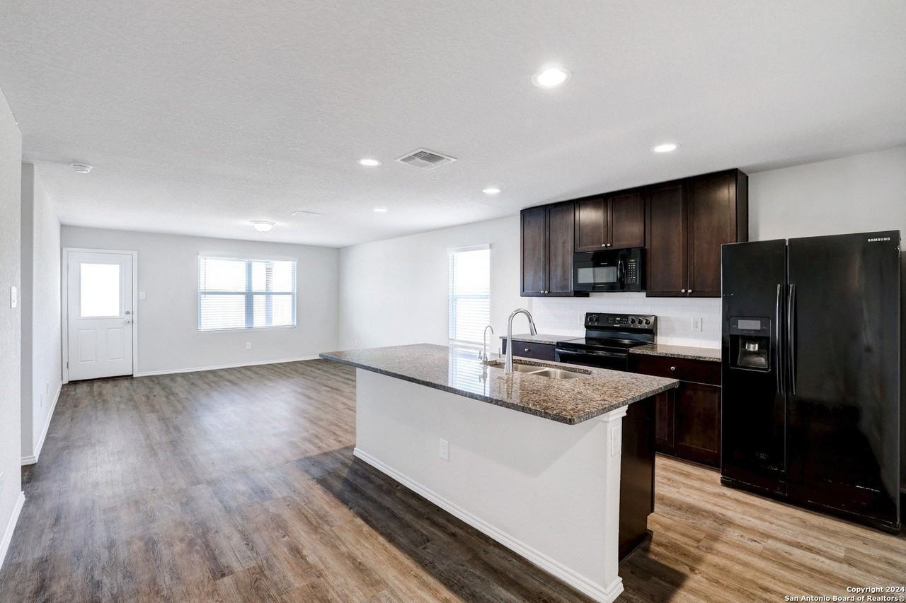 6023 Macdona Rdg - Photo 5 of 26