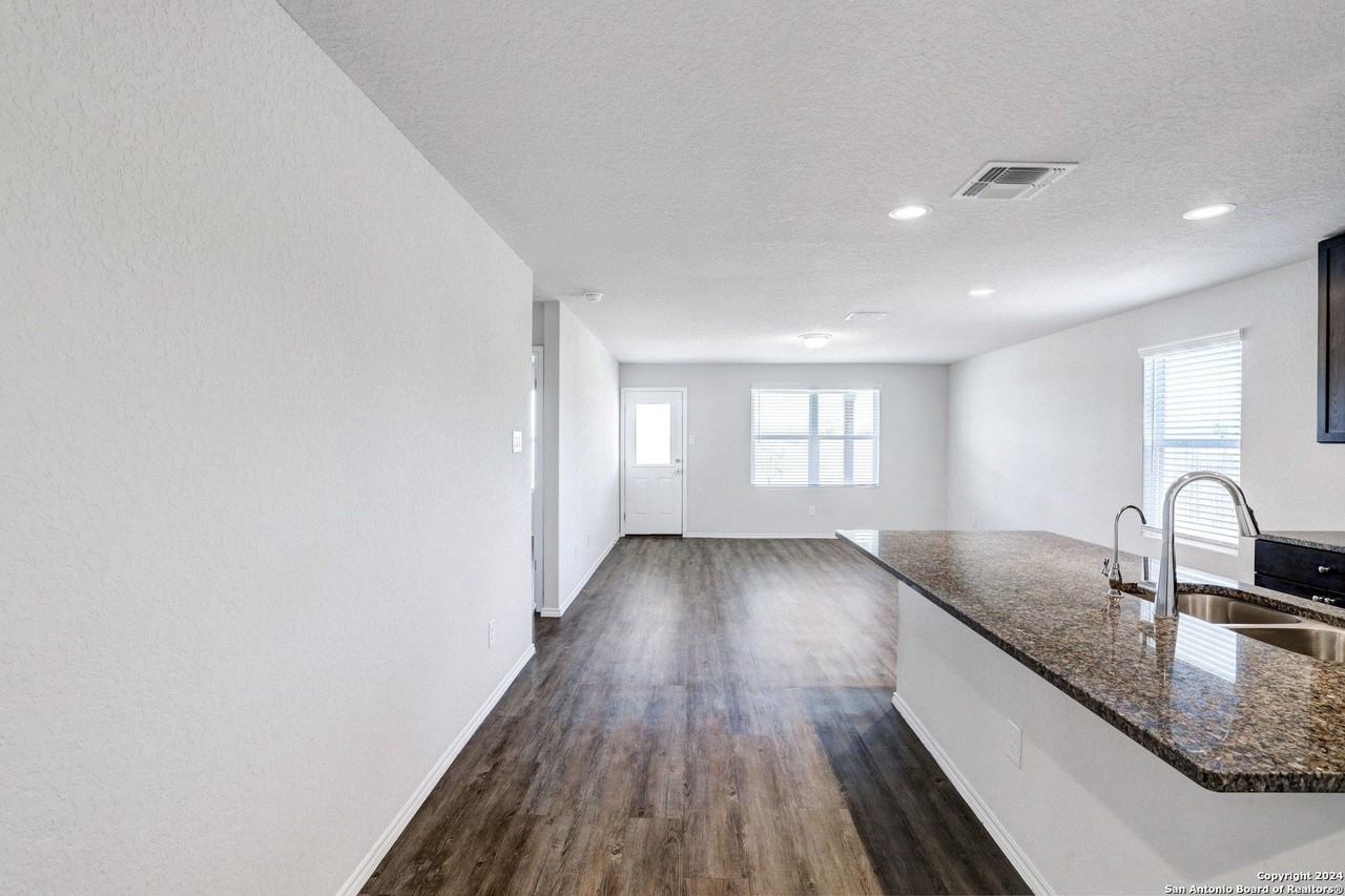 6023 Macdona Rdg - Photo 6 of 26