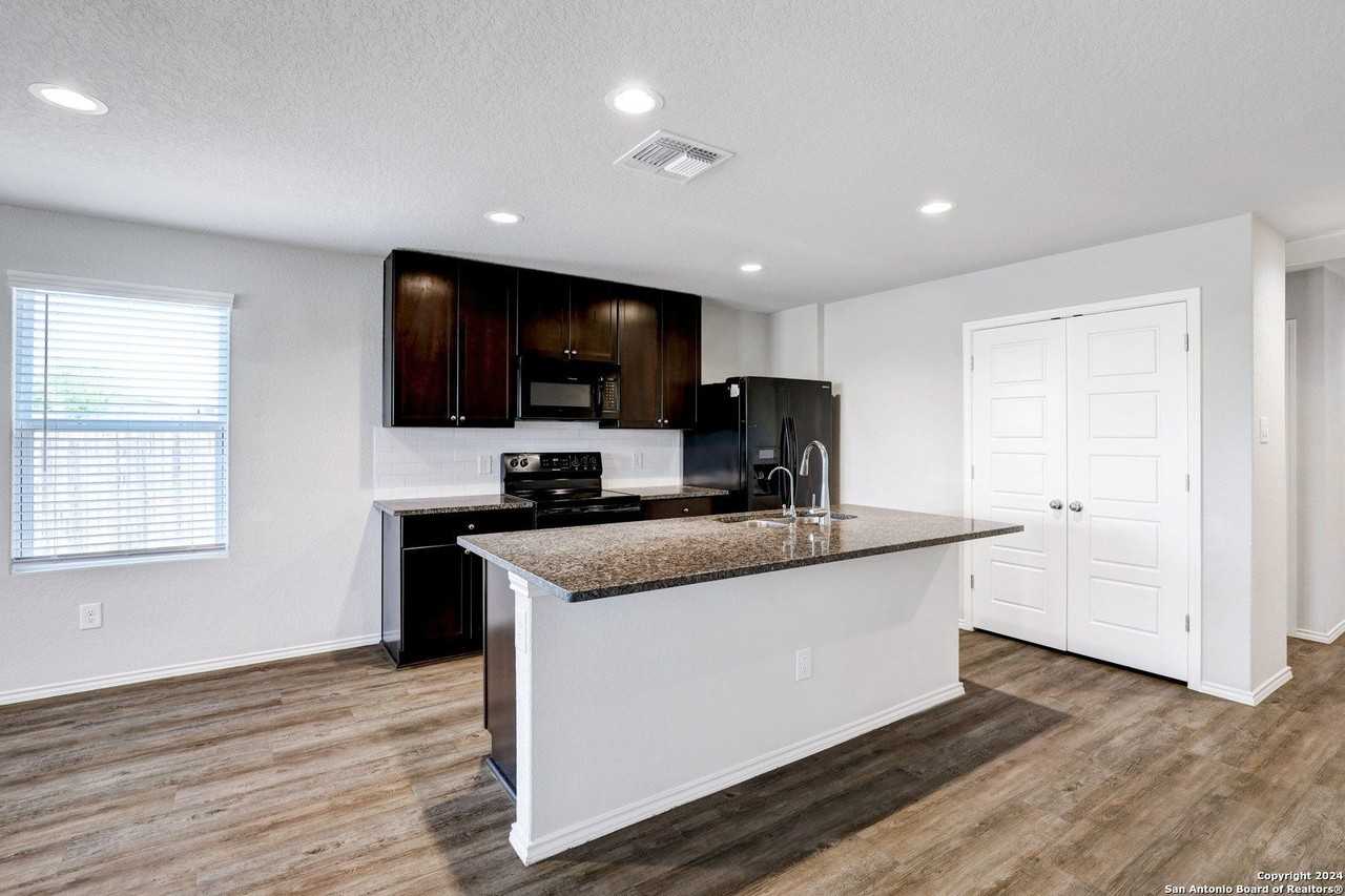 6023 Macdona Rdg - Photo 7 of 26